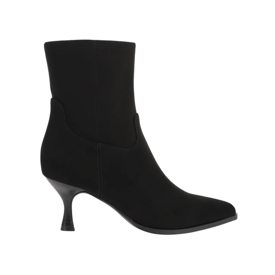 Aletta in Black